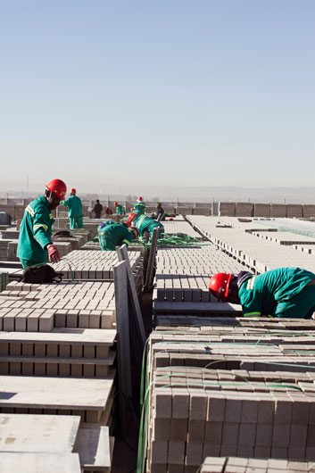 Mini Build workers in between building bricks